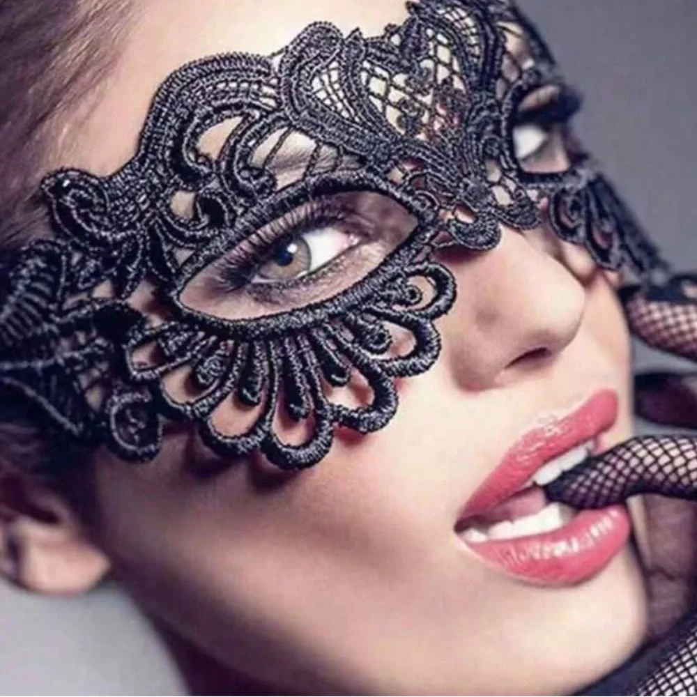 Lace Masquerade Eye Mask in Black